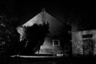 Fotografie autor pořizoval s objektivem s extrémně vysokou světelností f/0,95, což mu usnadnilo fotografování v noci za ztížených světelných podmínek. Na snímku je dům se zahradou v Benešově.