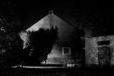 Fotografie autor pořizoval s objektivem s extrémně vysokou světelností f/0,95, což mu usnadnilo fotografování v noci za ztížených světelných podmínek. Na snímku je dům se zahradou v Benešově.