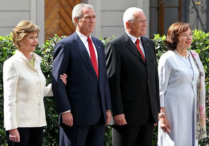 Oba manželské páry (zleva): Laura Bushová, George Bush, Václav Klaus a Lívie Klausová během přehlídky.