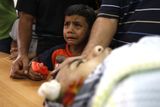 Palestinský chlapec pláče vedle mrtvého příbuzného během jeho pohřbu v uprchlickém táboře poblíž Ramalláhu, městě ležícím na Západním břehu Jordánu. Palestinec byl podle armádních zdrojů zastřelen izraelskými vojáky, kteří vtrhli do uprchlického tábora, aby tam pozatýkali pár osob.
