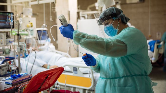 Pacient s covidem na jednotce intenzivní péče ve Fakultní nemocnici Královské Vinohrady v listopadu 2021
