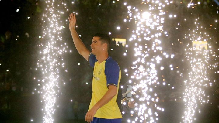 Narvaný stadion i pompézní ohňostroj. Rijád rozpoutal šílenství jménem Ronaldo; Zdroj foto: Reuters
