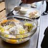 Restaurace Jerusalem v Praze a její majitel Avi Ben Perez připravující tradiční pokrm latkes (bramborák) na židovský svátek Chanuka