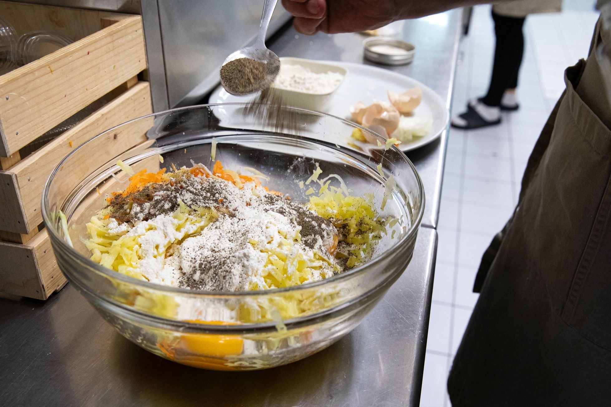 Restaurace Jerusalem v Praze a její majitel Avi Ben Perez připravující tradiční pokrm latkes (bramborák) na židovský svátek Chanuka