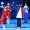 Martin Fourcade a dobrovolníci v rámci slavnostního zakončení ZOH 2022 v Pekingu