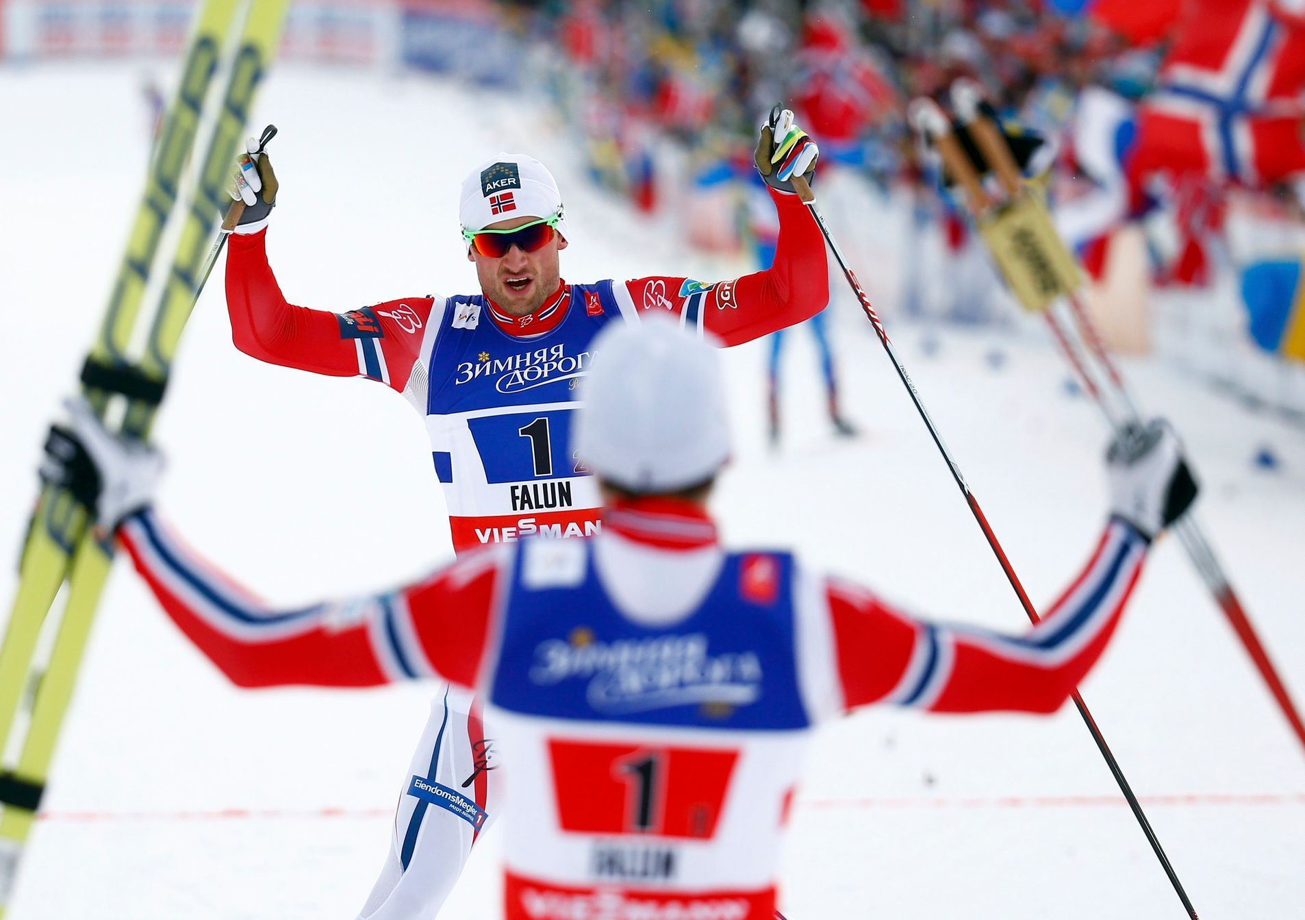 Finn Haagen Krogh a Petter Northug slaví vítězství ve sprintu dvojic na MS 2015