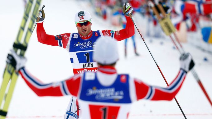 Finn Haagen Krogh a Petter Northug slaví vítězství ve sprintu dvojic na MS 2015