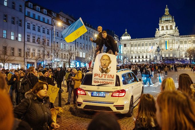 Záběry z pražské demonstrace na Václavském náměstí na podporu napadené Ukrajiny. 24. 2. 2022