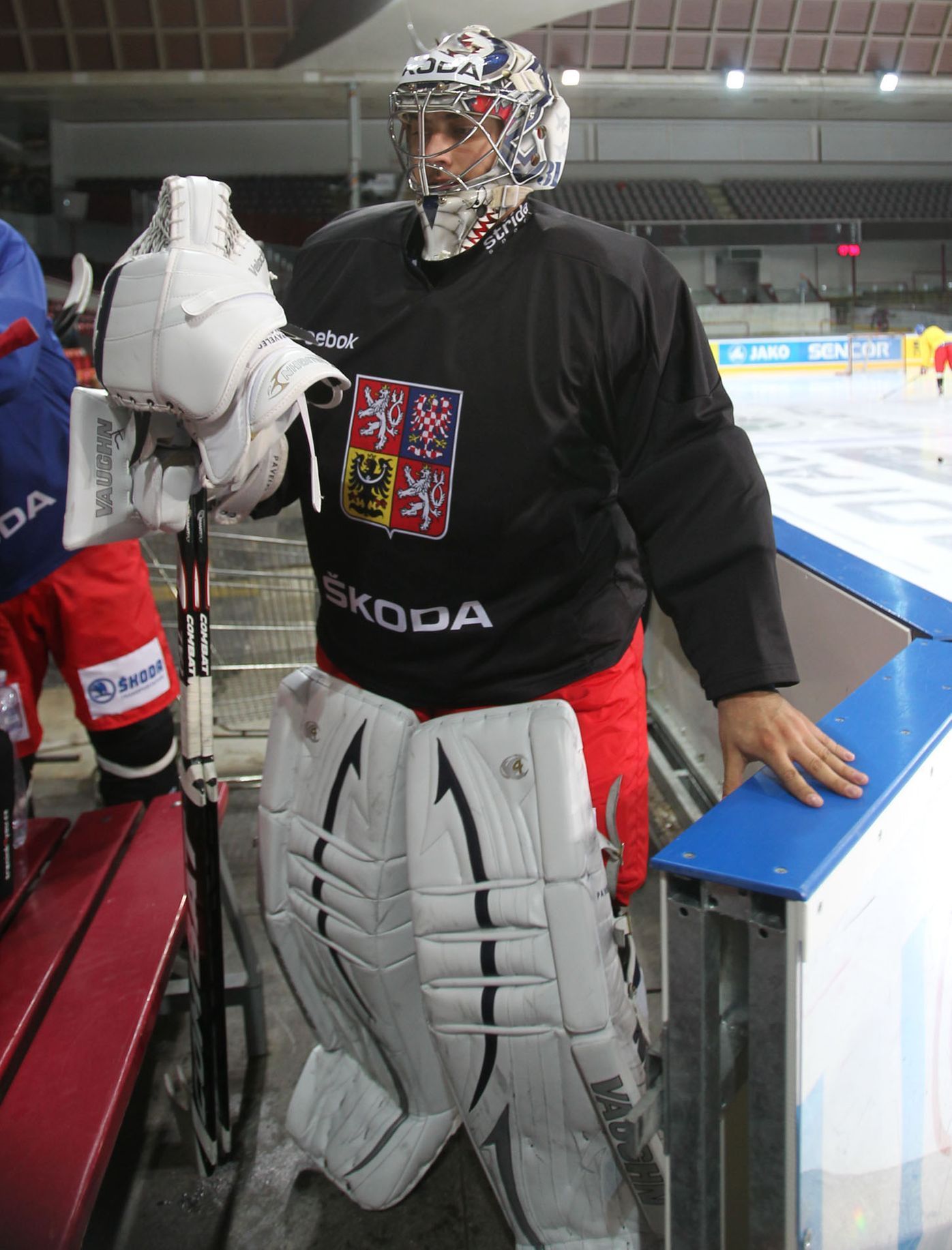 Český hokejový reprezentační brankář Ondřej Pavelec při tréninku před Karjala Cupem 2012.