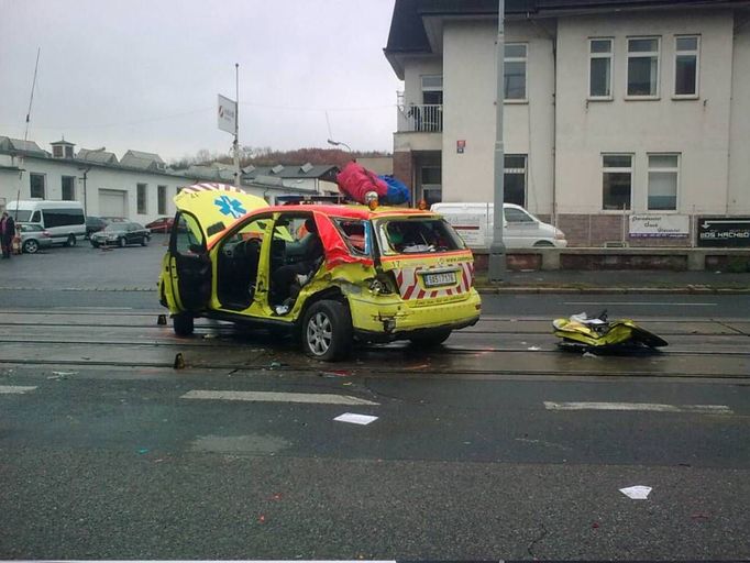 Při nehodě byl zraněn řidič sanitky a lékařka.