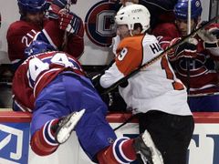 Scott Hartnell z týmu Philadelphia Flyers posílá na střídačku Romana Hamrlika (44) z Montrealu Canadiens.
