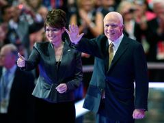 Když McCain domluvil, připojila se k němu na podiu jeho viceprezidentská kandidátka, guvernérka Aljašky Sarah Palinová