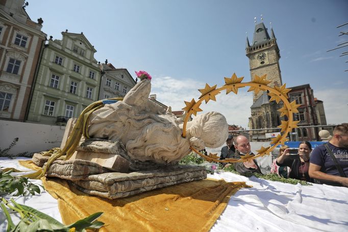 Na Staroměstském náměstí v Praze stojí po 102 letech mariánský sloup. Stavbu jeho kopie dnes po 23 letech práce dokončil sochař Petr Váňa.