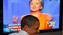 Barack Obama sleduje v televizi projev Hillary Clintonové