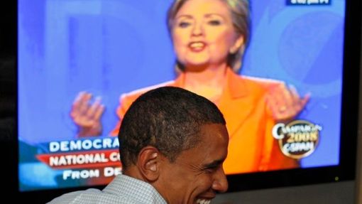 Odkázáni jeden na druhého. Barack Obama sleduje projev Hillary Clintonové na denverském sjezdu demokratů v televizi v Montaně. Do Denveru se vypravil až později, když byl sjezd v plném proudu.