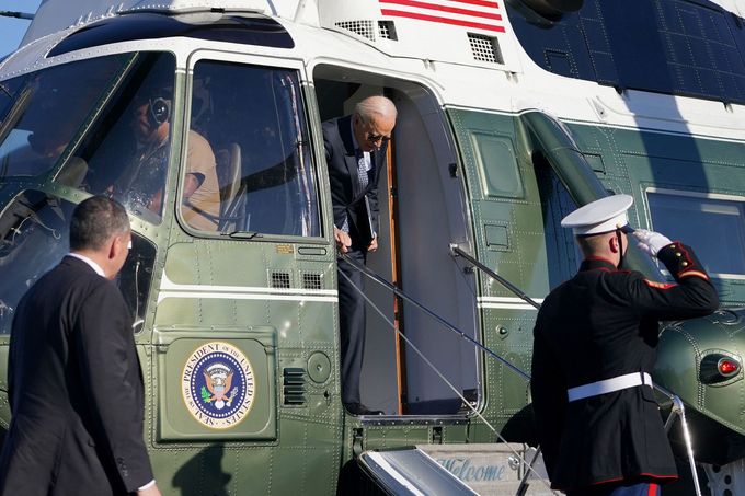 Americký prezident Joe Biden vystupuje z vrtulníku Marine One, 1. listopadu 2024 v Pensylvánii.