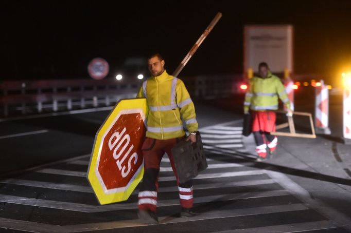 Silničáři odklízí dopravní značení na posledním zmodernizovaném úseku D1.