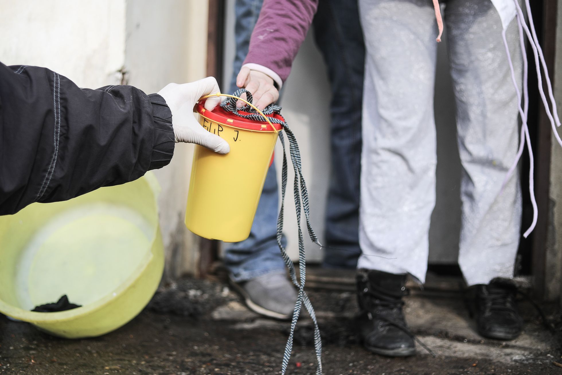 Armáda Spásy rozdává roušky lidem bez domova - koronavirus, bezdomovec, terénní pracovník, sociální práce, chudoba, vyloučení