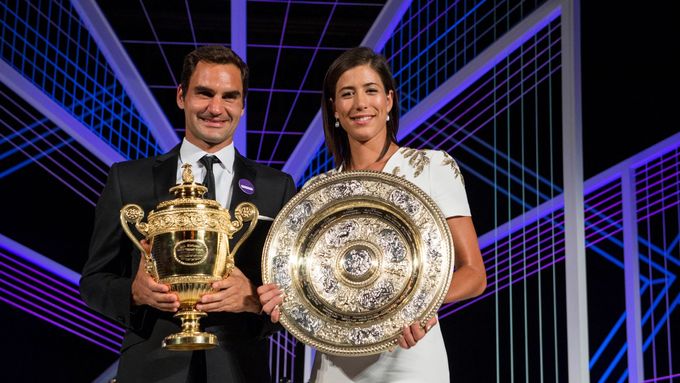 Roger Federer a Garbiňe Muguruzaová na galavečeru pózovali s trofejemi, ale na slavnostní tanec podle všeho nedošlo.