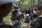 Malajsijská policie objevila hluboko v džungli, nedaleko hranic s Thajskem, masové hroby s více než stovkou těl, zřejmě obětí převaděčů.