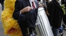 Eric Cardwell wears a costume depicting Big Bird carrying U.S. Republican presidential candidate Mitt Romney in a trash can during a Million Muppet March in support of federal funding for public television, near the U.S. Capitol in Washington, November 3, 2012. During an October 3 debate with U.S. President Barack Obama, Romney pledged to end the U.S. federal government's subsidy for the Public Broadcasting Service despite his professed love for Big Bird, one of the characters on PBS's 43-year-old children's educational program "Sesame Street." REUTERS/Jonathan Ernst (UNITED STATES - Tags: POLITICS ELECTIONS ENTERTAINMENT USA PRESIDENTIAL ELECTION) Published: Lis. 3, 2012, 5:01 odp.