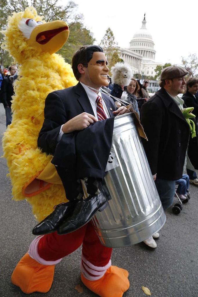 Eric Cardwell wears a costume depicting Big Bird carrying U.S. Republican presidential candidate Mitt Romney in a trash can during a Million Muppet March in support of federal funding for public television, near the U.S. Capitol in Washington, November 3, 2012. During an October 3 debate with U.S. President Barack Obama, Romney pledged to end the U.S. federal government's subsidy for the Public Broadcasting Service despite his professed love for Big Bird, one of the characters on PBS's 43-year-old children's educational program "Sesame Street." REUTERS/Jonathan Ernst (UNITED STATES - Tags: POLITICS ELECTIONS ENTERTAINMENT USA PRESIDENTIAL ELECTION) Published: Lis. 3, 2012, 5:01 odp.