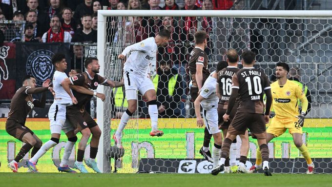 Patrik Schick (v bílém uprostřed) posílá hlavou míč do sítě a Leverkusen do vedení. To však Bayer na trávníku St. Pauli neudržel