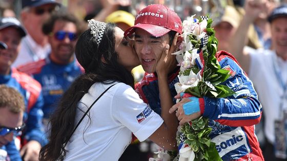 Polibek od Princezny Indy 500 byl sladkou odměnou pro Takumu Sata, jenž se až ve čtyřiceti letech dočkal prvního velkého úspěch své závodní kariéry.