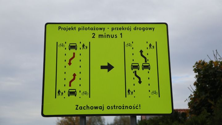 Cyklisté mají dva pruhy, auta jeden. Neznámá značka má zklidnit dopravu v Polsku