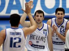 Řecký basketbalista Theodoros Papaloukas (uprostřed) příjimá gratulace od Konstantinose Tsartsarise (vlevo) během čtvrtfinále MS.