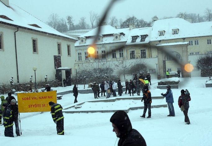 Sraz účastníků demonstrace u stanice metra Malostranská v 8.30.