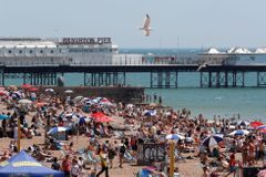 Tisíce Britů vyrazilo na pláže nehledě na bezpečnostní opatření spojená s šířením koronaviru.