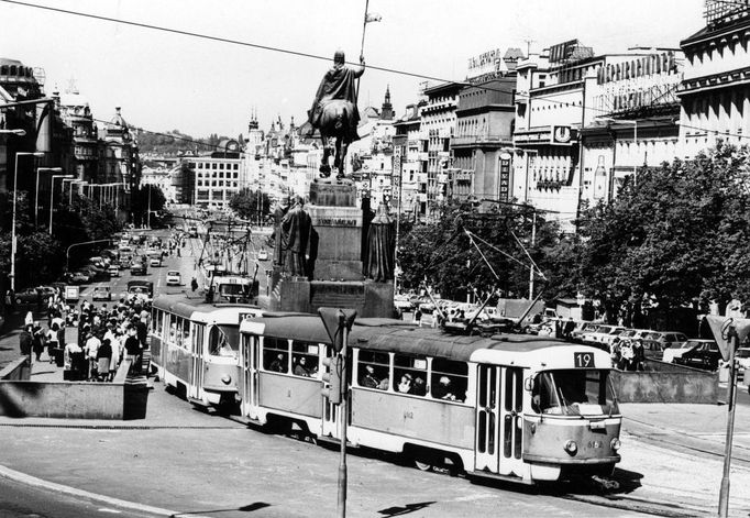 Václavské náměstí v posledních letech tramvajového provozu po otevření tratě A v roce 1978.