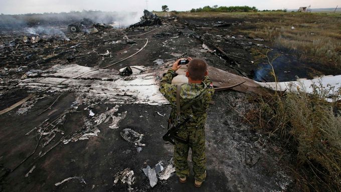 Proruský separatista na místě, kam 17. července dopadly trosky sestřeleného letounu Malaysia Airlines.