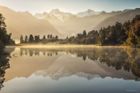 Odraz dvou nejvyšších hor Nového Zélandu na jezeře Matheson