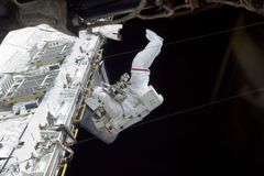 Astronauti se museli vrátit na stanici. Helma skafandru netěsnila, udělala se v ní bublina