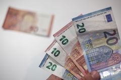 Česká měna pokoří hranici 25 korun za euro, věří experti. Je nejsilnější za 11 měsíců