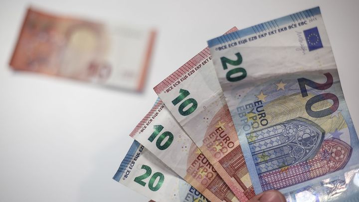 První česká banka ruší poplatek za platby v eurech. Ostatní to dostanou brzy povinně