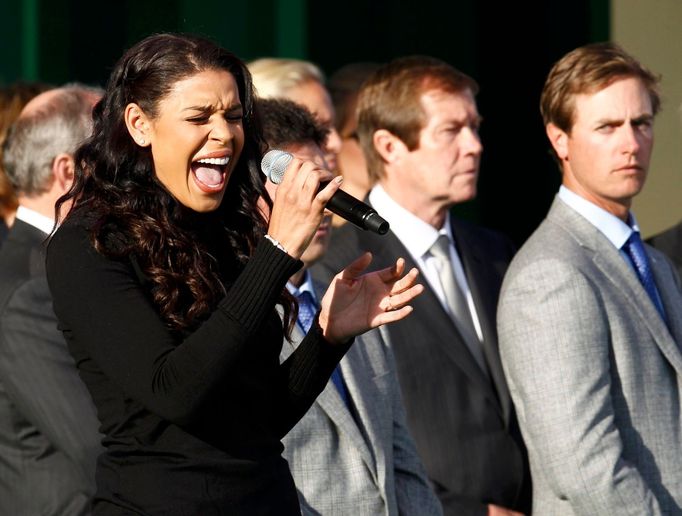 Zpěvačka Jordin Sparksová zpívá hymnu při zahájení golfového 39. Ryder Cupu v americkém Medinahu.