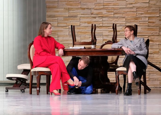 Pavla Beretová jako dcera Anna a Zuzana Stivínová v roli Vassy Železnovové.