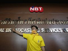Přívrženci PAD obsazují sídlo státní televize v Bangkoku
