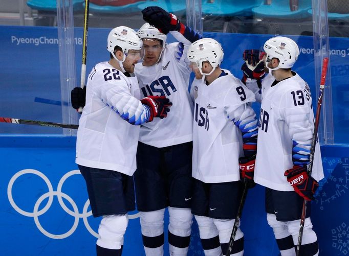 Jim Slater (19) slaví gól na 2:2 ve čtvrtfinále Česko - USA na ZOH 2018