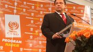 Jiří Paroubek promluvil krátce po druhé hodině k voličům přes média. Poděkoval voličům za hlasy a straníkům za práci v kampani.
