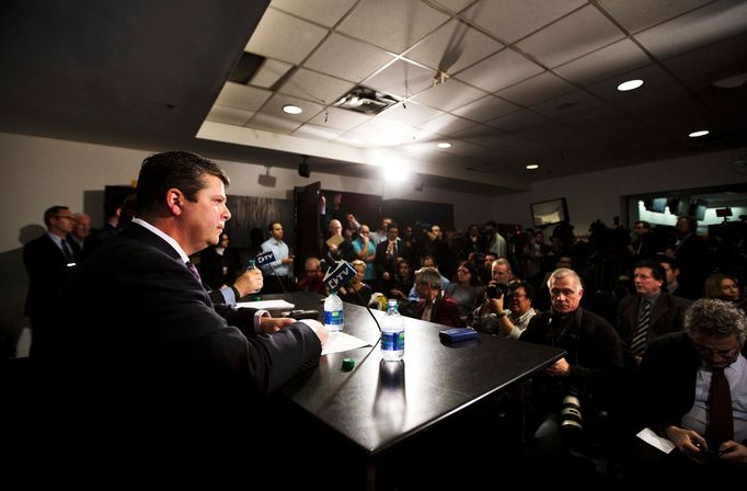 Tisková konference Toronta Maple Leafs, na níž byl představen nový generální manažer Dave Nonis.