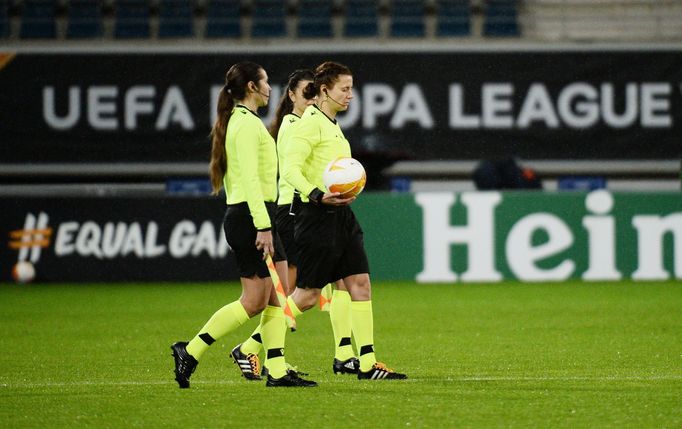 Rozhodčí Kateryna Monzulová, Oleksandra Ardaševová, Maryna Strilecká. před zápasem Evropské ligy Gent - Liberec