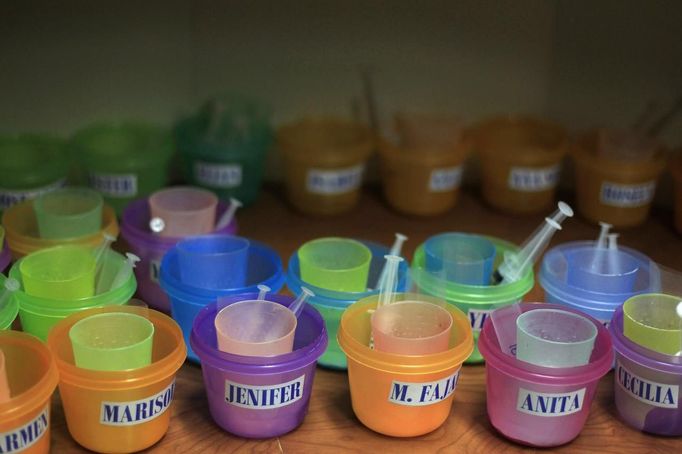 Containers with medication and names of children are seen in the San Jose Hospice, in Sacatepequez, 45 km (28 miles) of Guatemala City, November 30, 2012. About 68 HIV-infected children receive free medical care at the hospice, many of them were found abandoned in markets, churches, fire stations, left neglected in hospitals or in some instances, brought in by their families who cannot afford to pay for their medical treatment. World AIDS Day which falls on December 1 is commemorated across the world to raise awareness of the pandemic. REUTERS/Jorge Dan Lopez (GUATEMALA - Tags: ANNIVERSARY HEALTH) Published: Pro. 1, 2012, 2:04 dop.