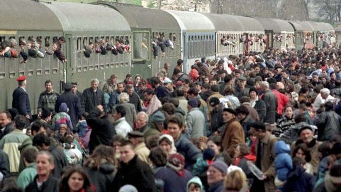 Lidé, odjíždějící 1. dubna 1999 z kosovského hlavního města Priština. Za propadem počtu žádostí o azyl v Evropě stojí mimo jiné uklidnění balkánských konfliktů