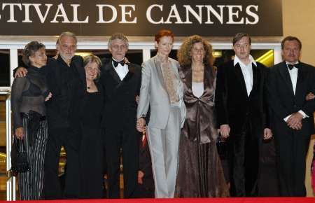 Cannes: Béla Tarr s hereckým obasazením filmu Muž z Londýna. Miroslav Krobot zcela vpravo