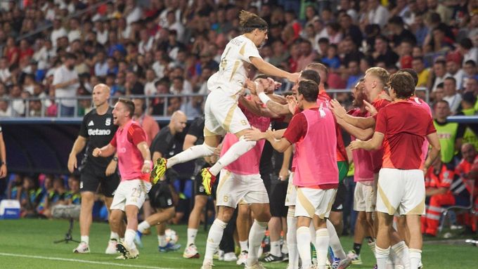 Veljko Birmančevič slaví gól v Bukurešti v zápase 3. předkola Ligy mistrů.