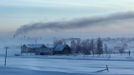 Smoke rises above houses in the village of Maralayi, in the Republic of Sakha, northeast Russia, January 19, 2013. The coldest temperatures in the northern hemisphere have been recorded in Sakha, the location of the Oymyakon valley, where according to the United Kingdom Met Office a temperature of -67.8 degrees Celsius (-90 degrees Fahrenheit) was registered in 1933 - the coldest on record in the northern hemisphere since the beginning of the 20th century. Yet despite the harsh climate, people live in the valley, and the area is equipped with schools, a post office, a bank, and even an airport runway (albeit open only in the summer). Picture taken January 19, 2013. REUTERS/Maxim Shemetov (RUSSIA - Tags: SOCIETY ENVIRONMENT) ATTENTION EDITORS: PICTURE 10 OF 27 FOR PACKAGE 'THE POLE OF COLD' SEARCH 'MAXIM COLD' FOR ALL IMAGES Published: Úno. 18, 2013, 11:25 dop.